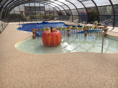 Terrasse piscine en résine drainante